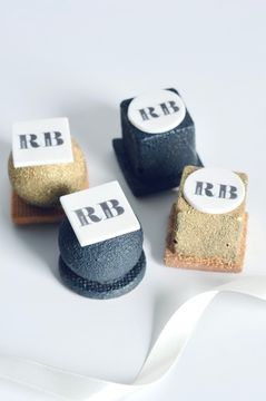 Пирожное птифур муссовое с логотипом компании