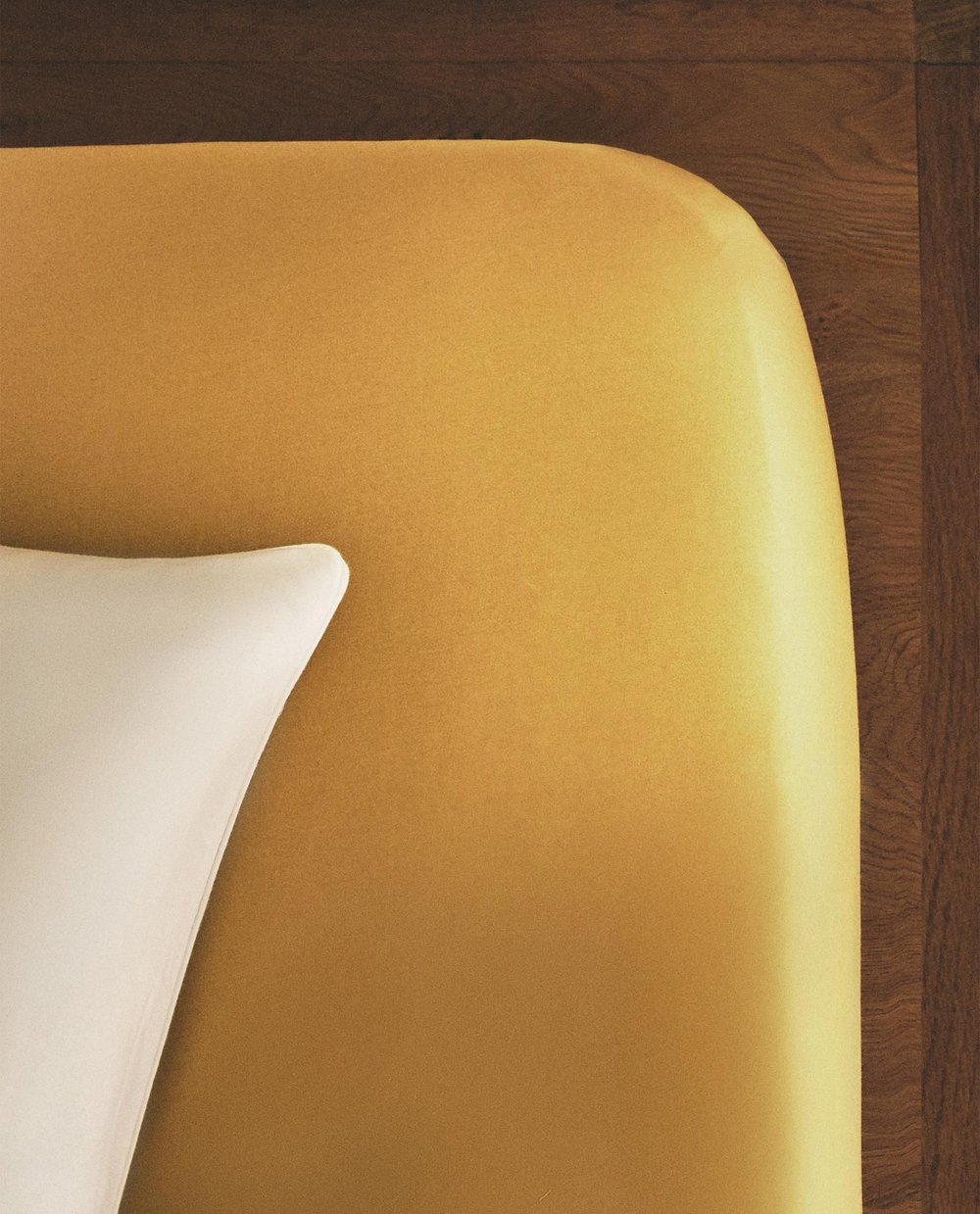 Zara Home - Атласная простыня с эластичной лентой, высота 40 см (300 нитей), горчичный, 180х200х40 см