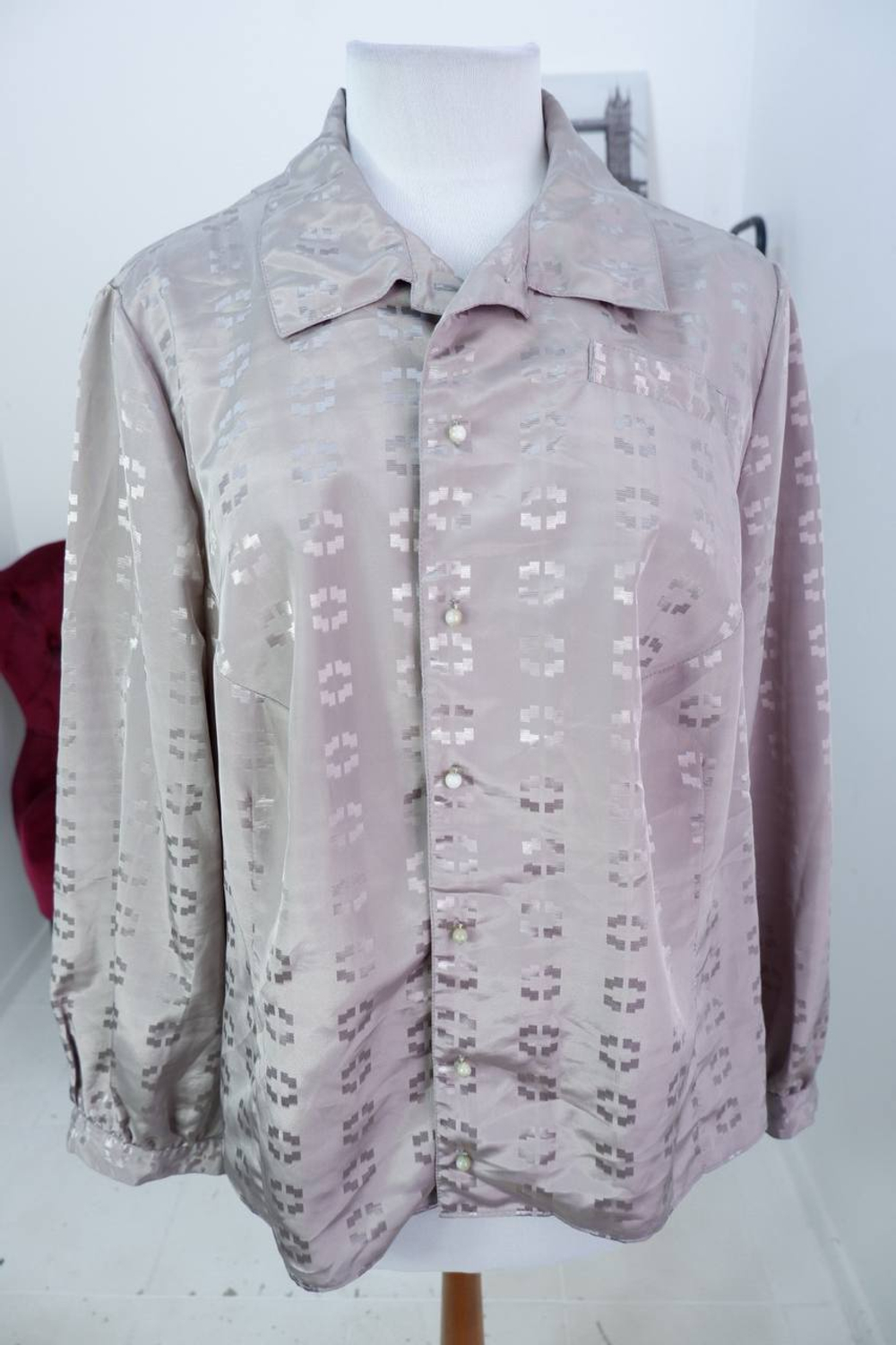 Блузка лаконичного дизайна, визуально на 54/56 размер