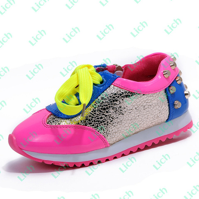 Кроссовки детские яркой расцветки с клепками