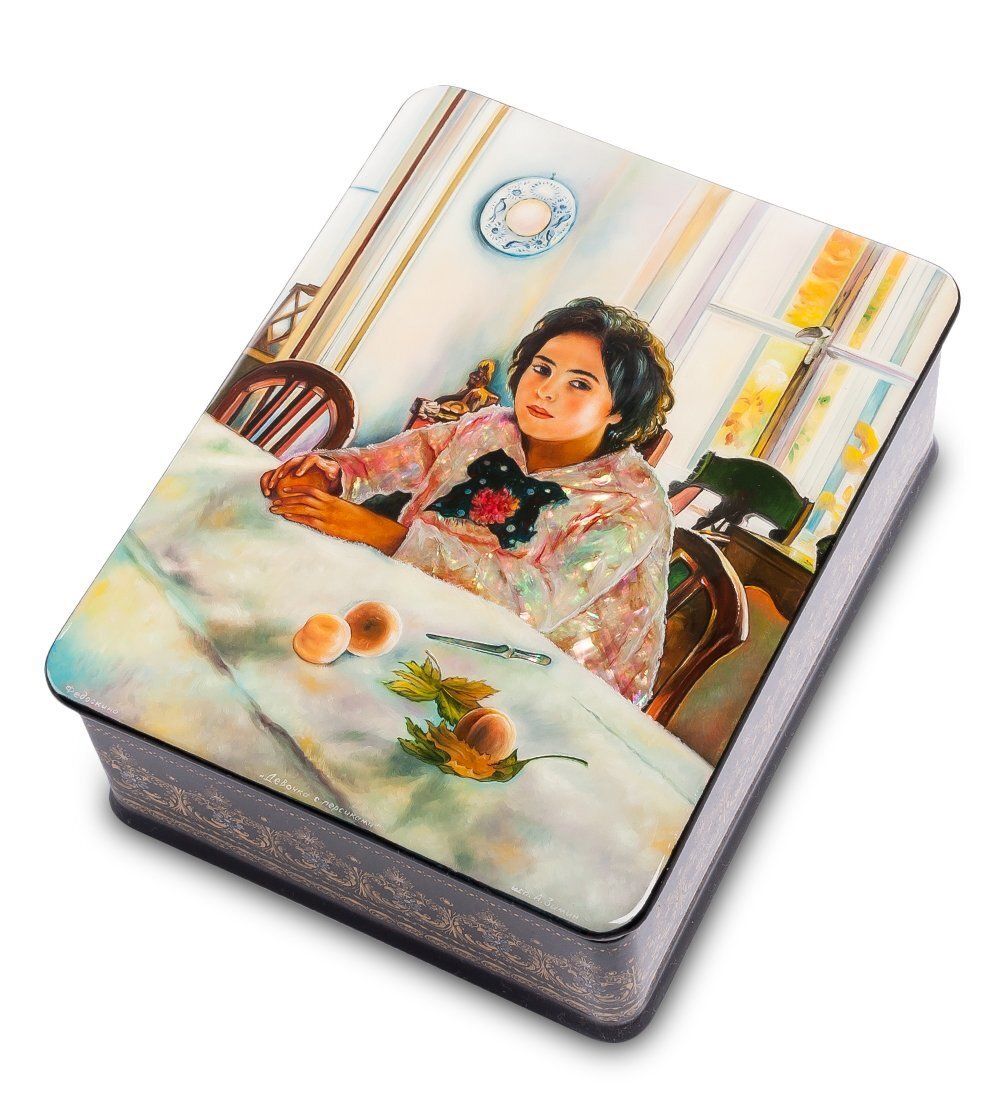 ШК-35/15 Шкатулка «Девочка с персиками» исп. Зимин А.