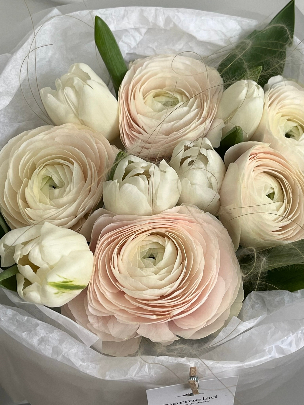 Букет сборный с ранункулюсами и белыми тюльпанами