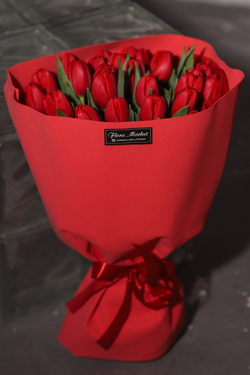 Красные тюльпаны в авторском оформлении от Флора Маркет