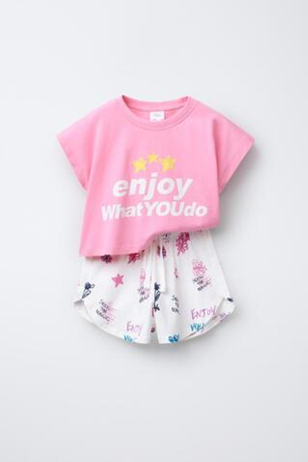 ZARA КОМПЛЕКТ ИЗ УКОРОЧЕННОЙ ФУТБОЛКИ И ШОРТ С ПРИНТОМ, РОЗОВЫЙ