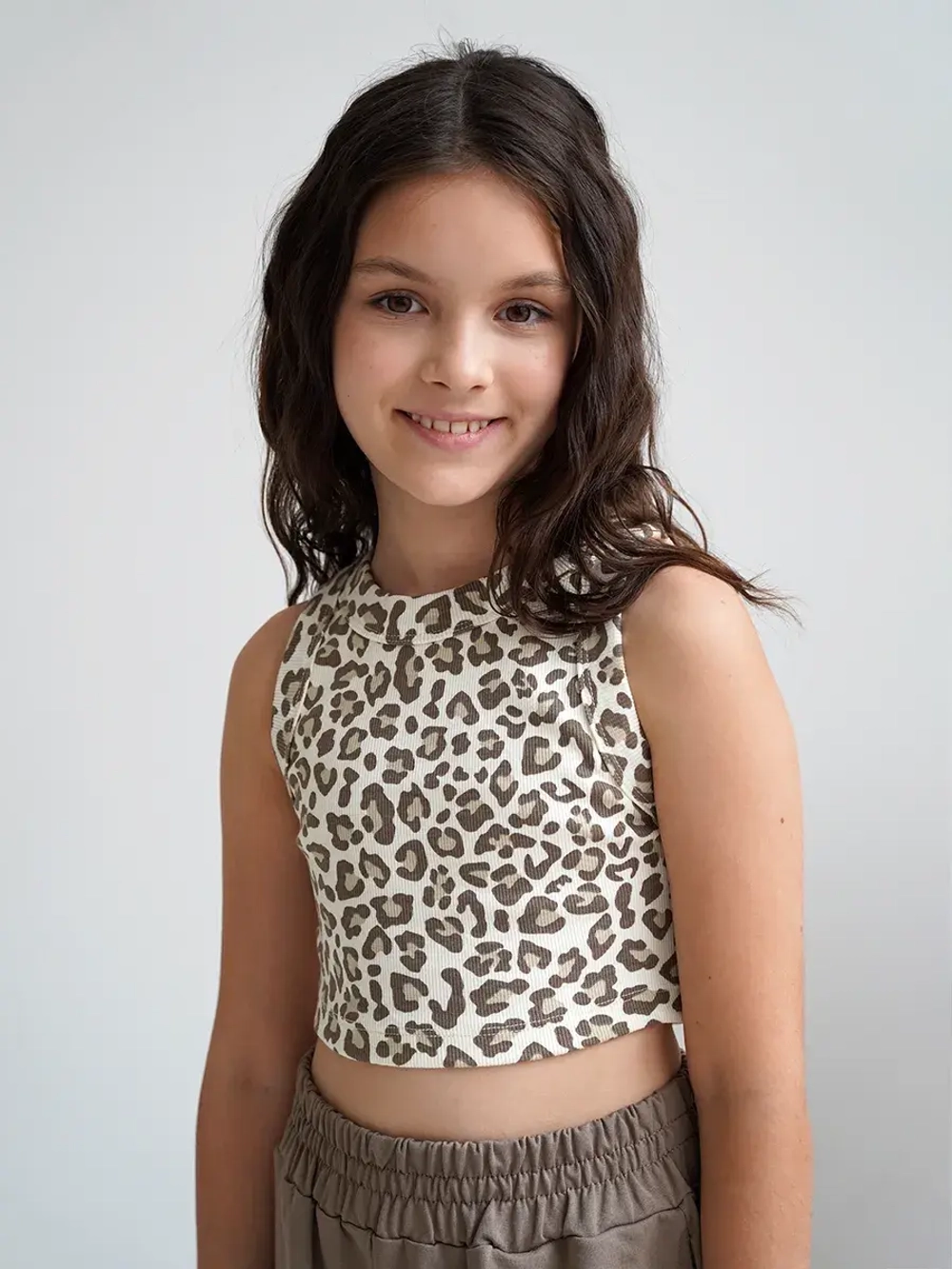 Бежевый костюм для девочки с шортами бермудами