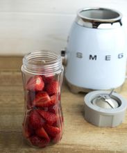 Smeg Bottle-To-Go Переносной контейнер: смешай и возьми с собой