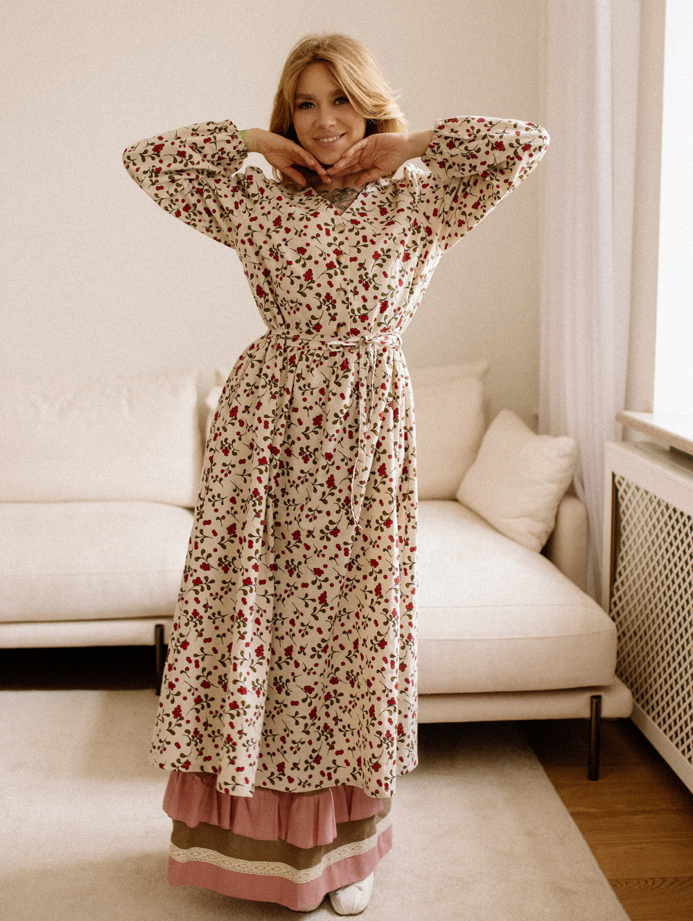 Платье с воротником стойкой