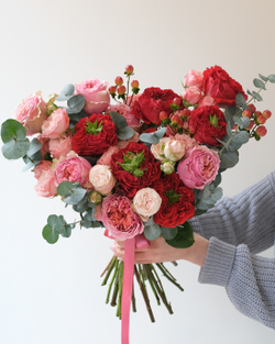 Романтичный букет с кустовыми и пионовидными розами Ред и Пинк Монстр