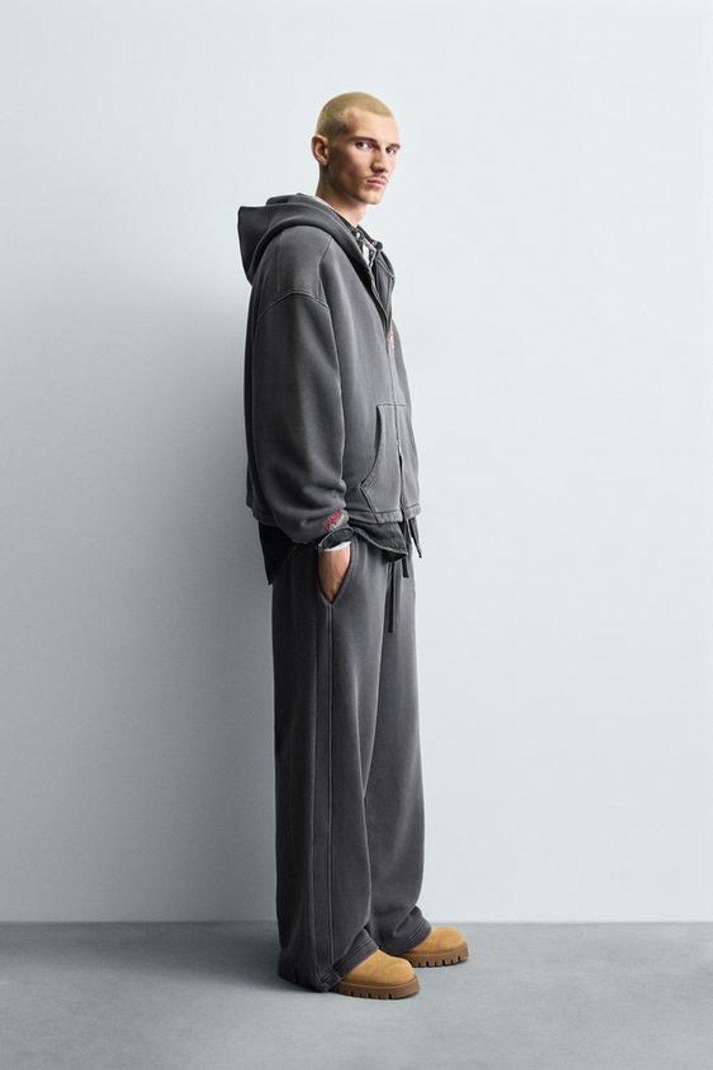 ZARA ДЖОГГЕРЫ WIDE FIT С ЭФФЕКТОМ ПОТЕРТОСТИ, АНТРАЦИТОВО-СЕРЫЙ