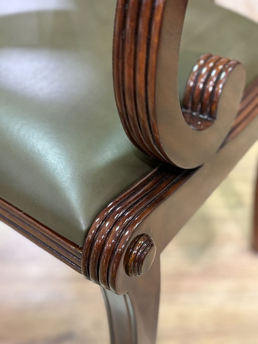 Кресло "Регентство" с зелёной кожей