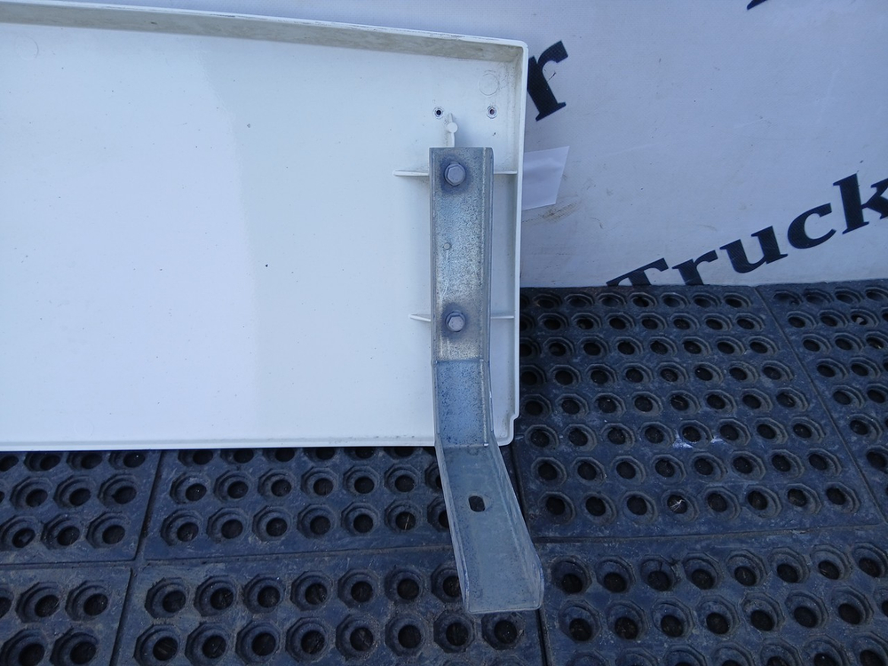 Спойлер кабины боковой левый