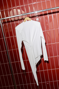 Лонгслив с бельевой деталью молочный