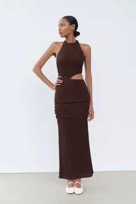 ZARA ПЛАТЬЕ ИЗ РЕЛЬЕФНОЙ ТКАНИ С ВЫРЕЗОМ, КОРИЧНЕВЫЙ