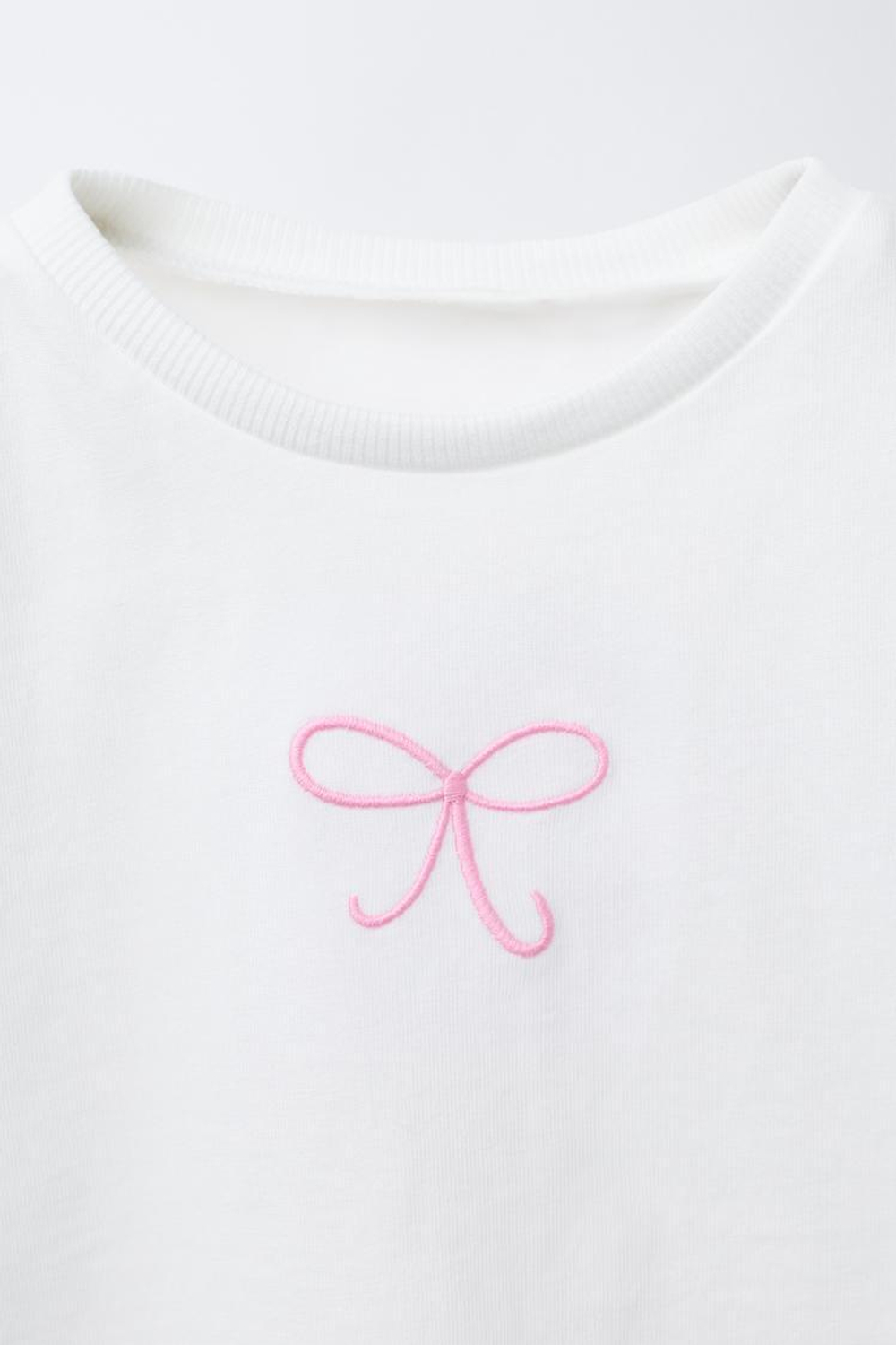 ZARA ФУТБОЛКА С ВЫШИВКОЙ, БЕЛЫЙ