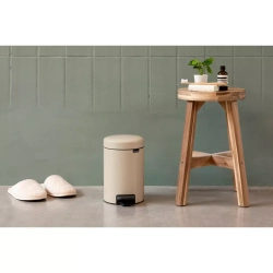 Brabantia - Контейнер для мусора NewIcon 5л, мягкий бежевый / артикул   149900  / GTIN 8710755149900