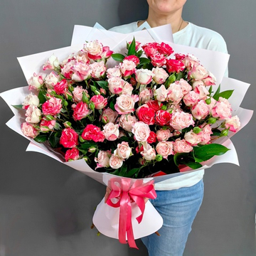 Букет из 15 кустовых роз сортов "Рефлекс" и "Фаер Вокс"