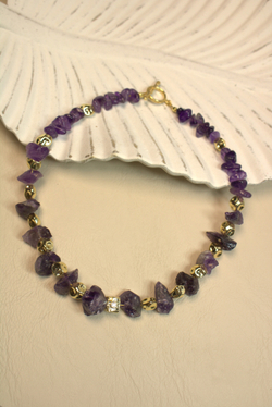 Колье-чокер из необработанного аметиста "Золотая сирень"