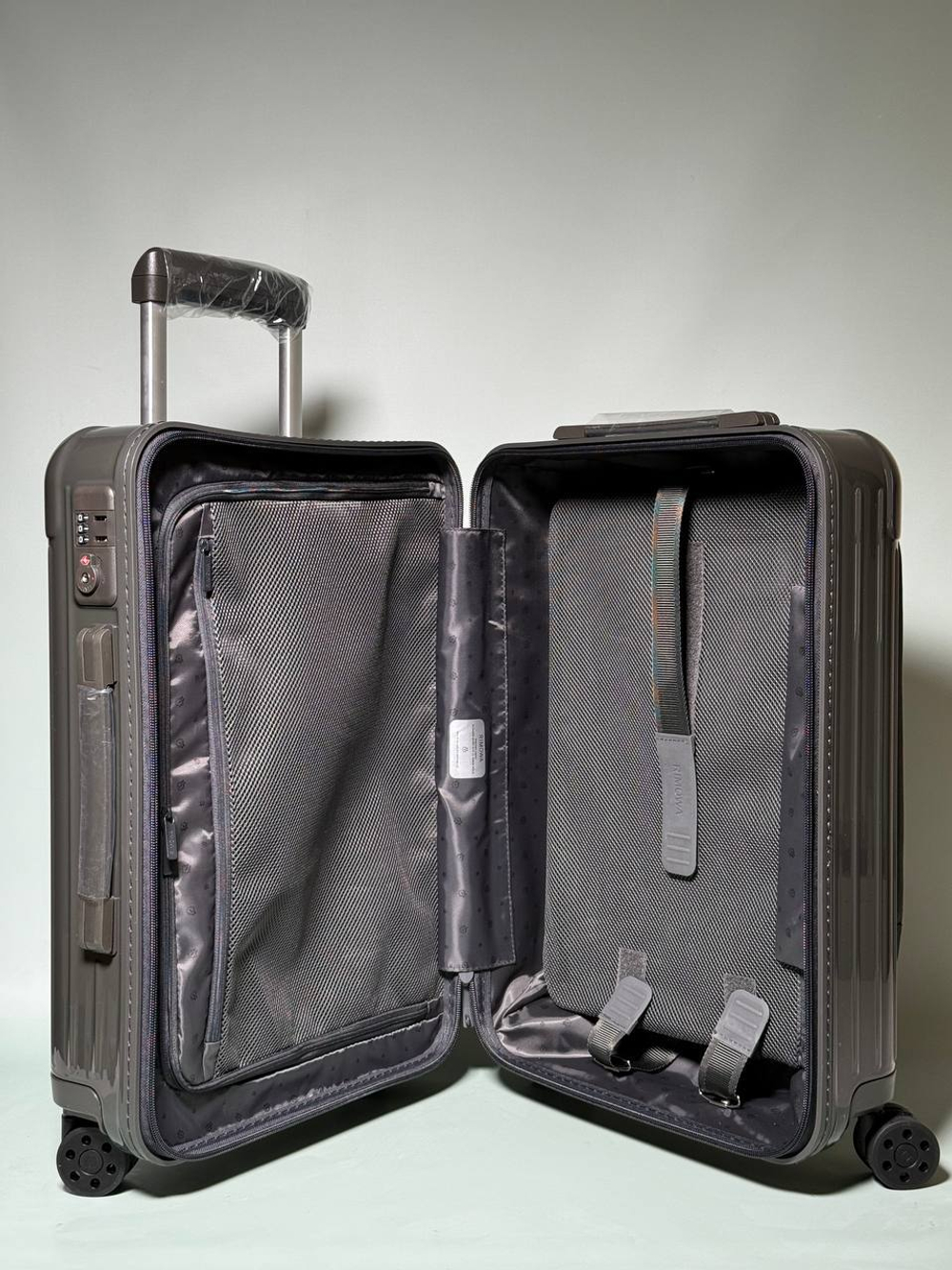 Дорожный чемодан Rimowa Essential Sleeve Cabin с карманом для ноутбука