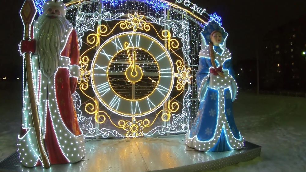 Композиция фигур "Дед Мороз и Снегурочка" и световое панно с часами