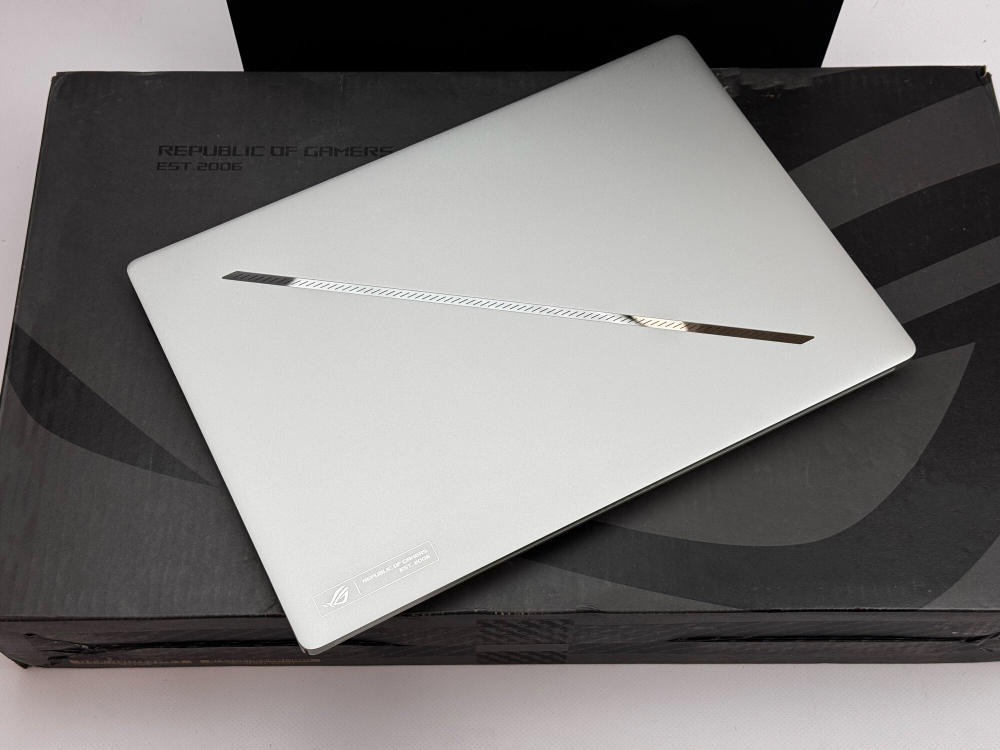 Ноутбук ASUS ROG Zephyrus Ultra 9 185H / RTX 4070 / 32GB / 1TB / 2.5K / 240Hz/ OLED / Win11 / RU-EN клавиатура
