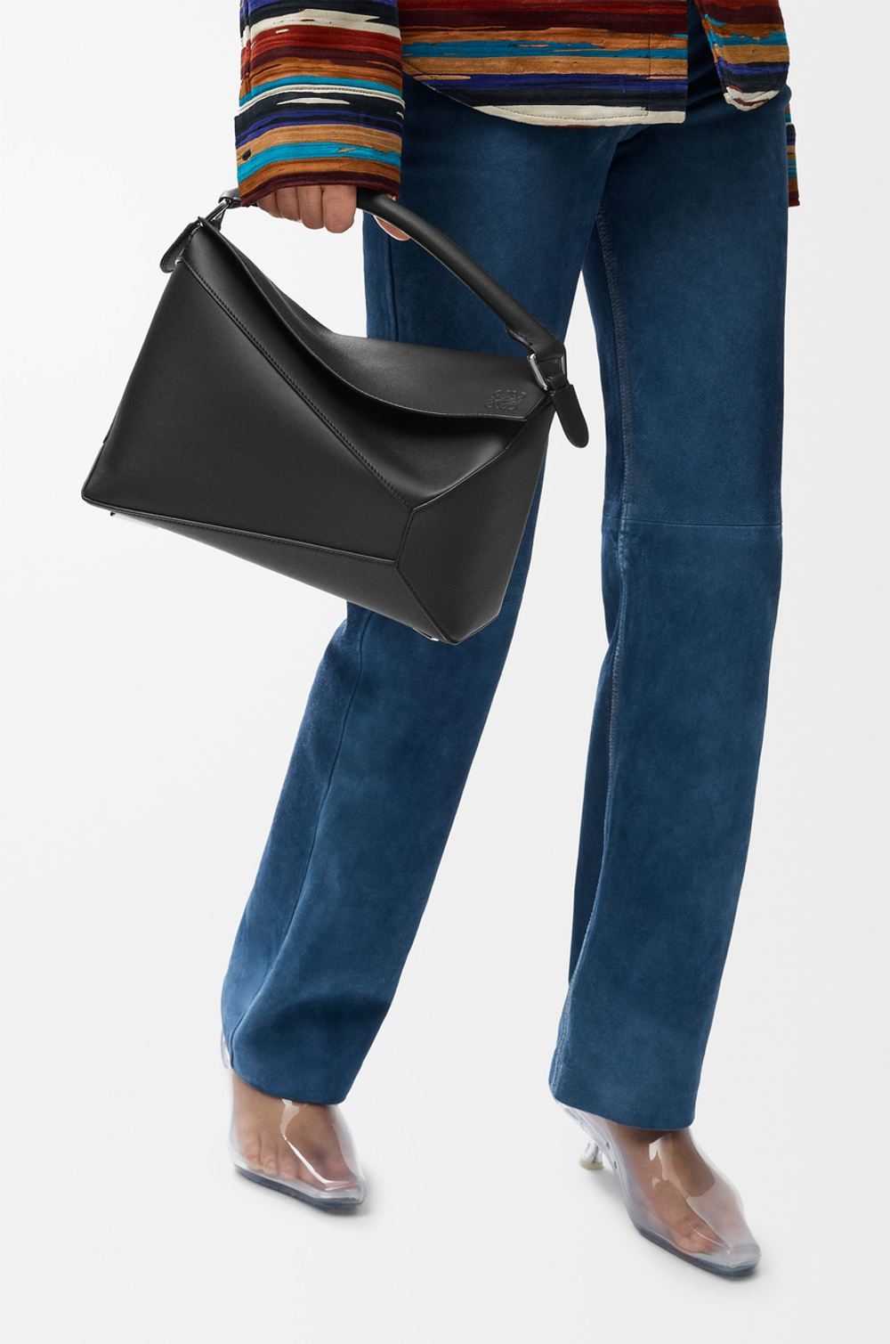 Loewe Сумка среднего размера Puzzle Edge из классической телячьей кожи, черный