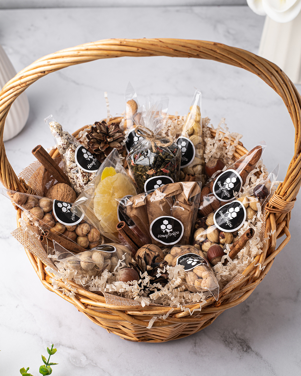 Подарочная корзина с орехами и сухофруктами