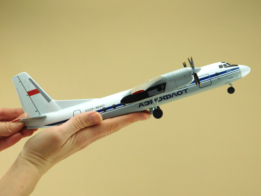 Модель самолета Ан-24 (М1:72, Аэрофлот СССР-46427, с шасси)