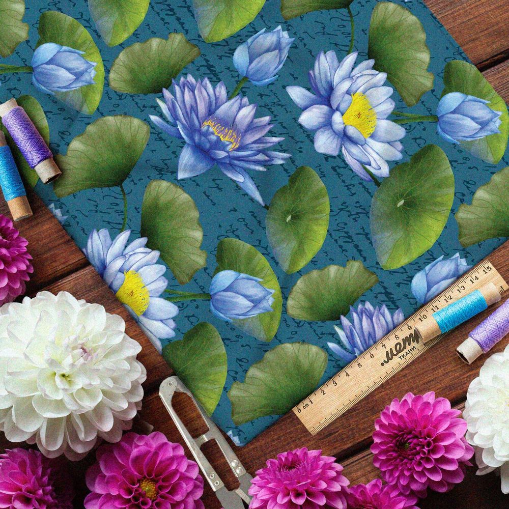 Ткань флис голубые кувшинки на бирюзовом фоне с надписями