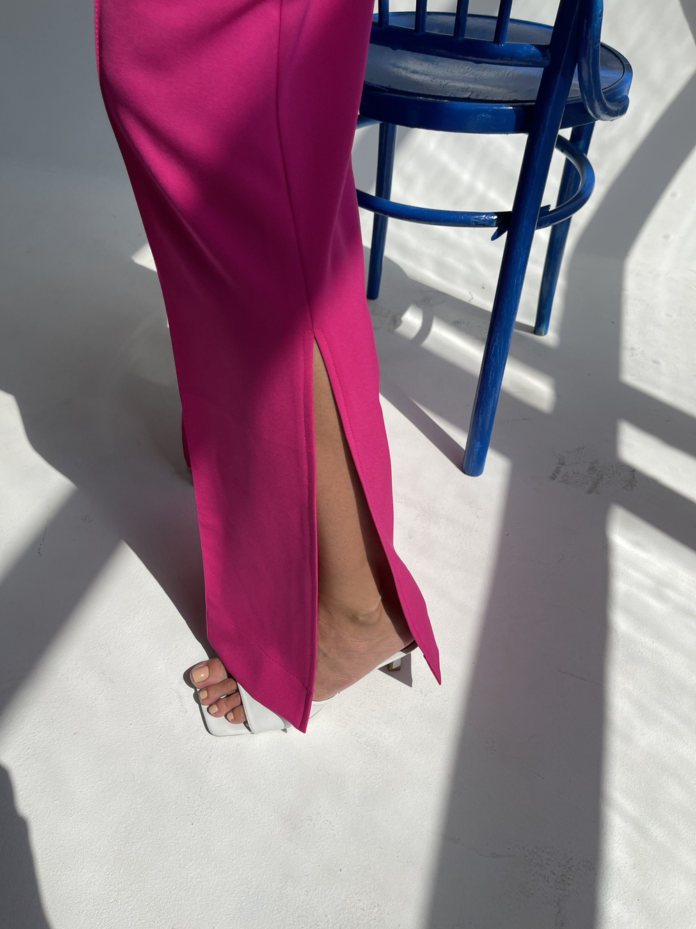 Брюки клеш с  разрезами по бокам в оттенке фуксия
