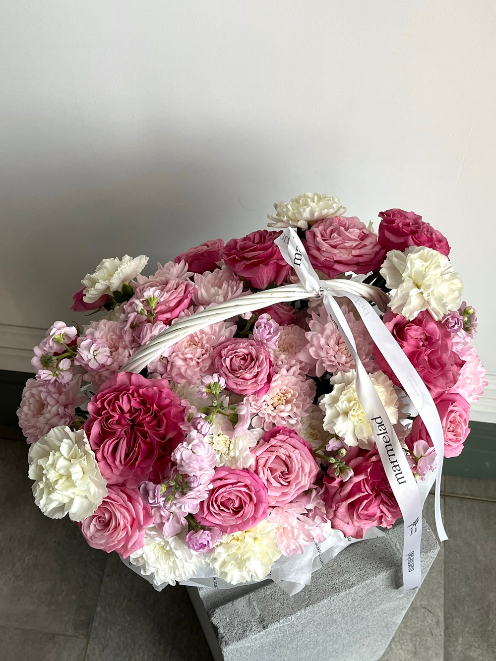 Цветочная корзина в розовых оттенках размер M