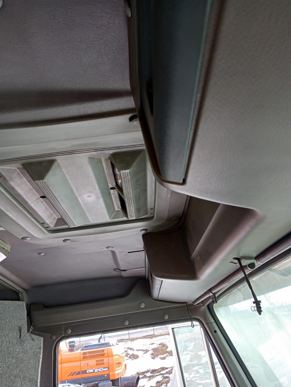 КамАЗ 53504 6x6 Седельный тягач 53504-50 (Дизельный, 11,8 л, 300 л.с., МТ)