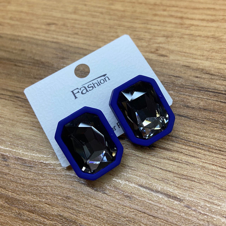 Серьги-гвоздики Fashion кристалл серый в оправе прямоугольник скошенный пластик цвет синий
