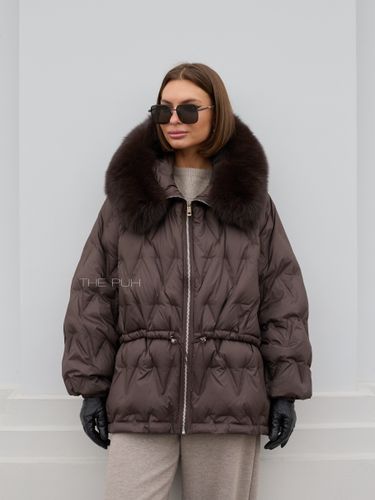 Тонкий шоколадный пуховик с кулиской и меховым капюшоном