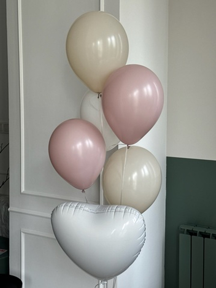 Фонтан из шаров с белым сердцем