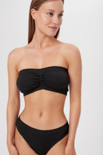 Бесшовный топ-бандо со стяжкой на груди