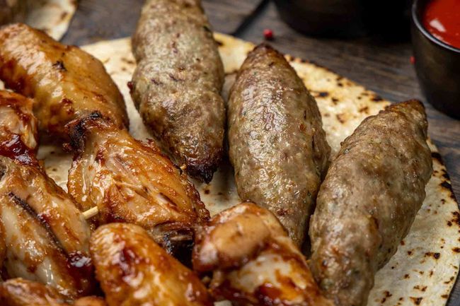 Ассорти крылышек и кебабов