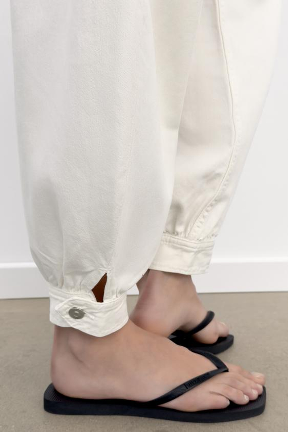 ZARA ДЖИНСЫ TRF BALLON СО СРЕДНЕЙ ПОСАДКОЙ И ПЕТЛЕЙ, БЕЛЫЙ