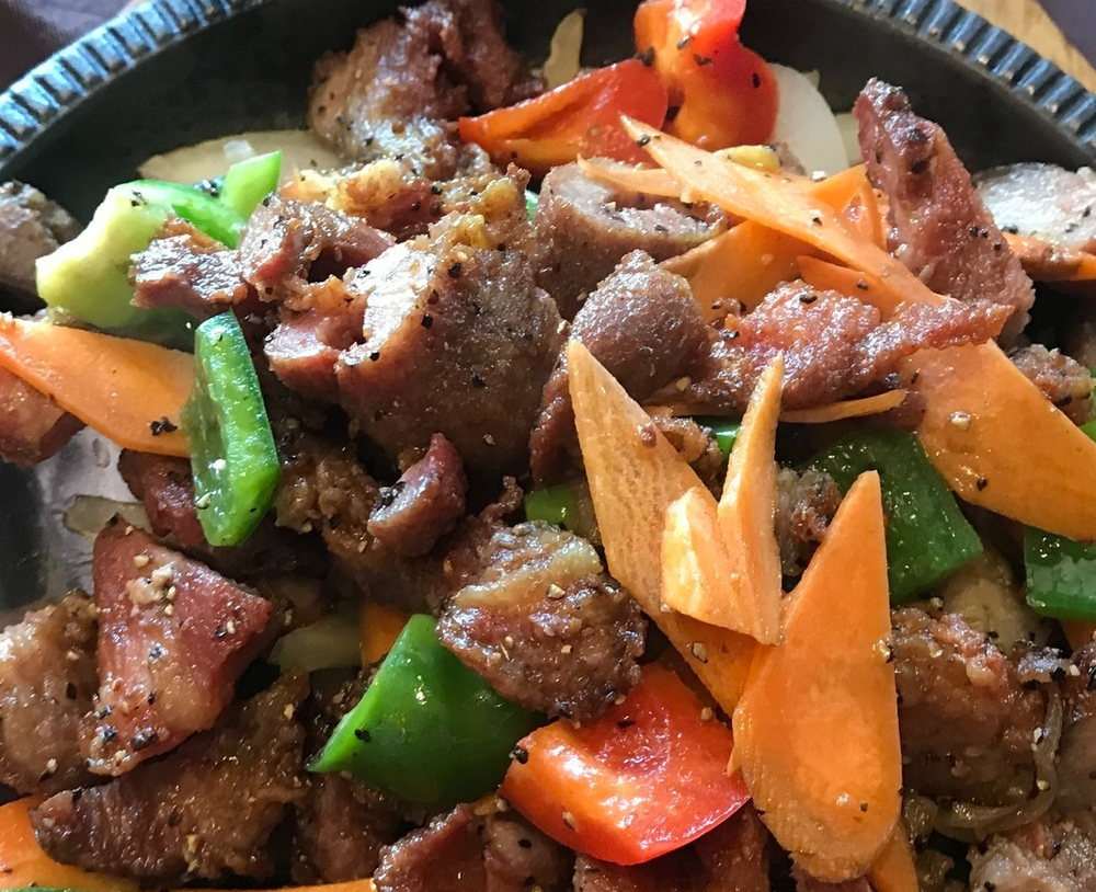 Свиная шея на сковороде с овощами