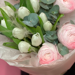 Авторский букет с тремя ранункулусами, девятью тюльпанами и эвкалиптом 80220261