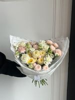 Букет из кустовых пионовидных роз, лизиантуса, одноголовых роз и маттиолы