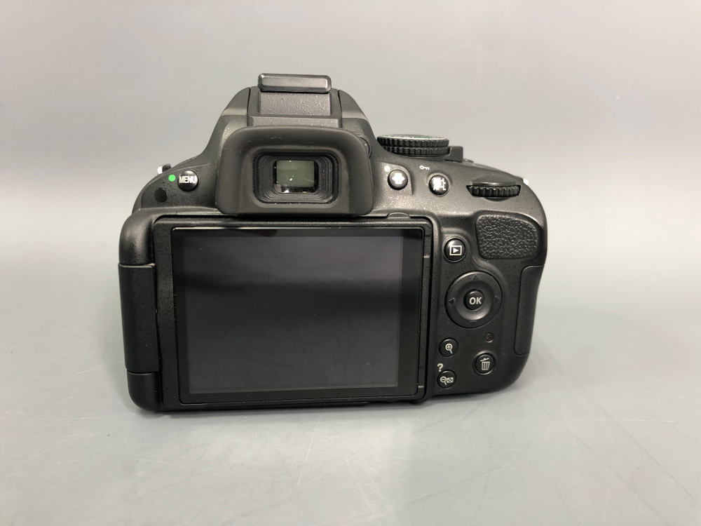 Nikon D5100 kit 18-55mm 3.5-5.6G VR 5.300 кадров