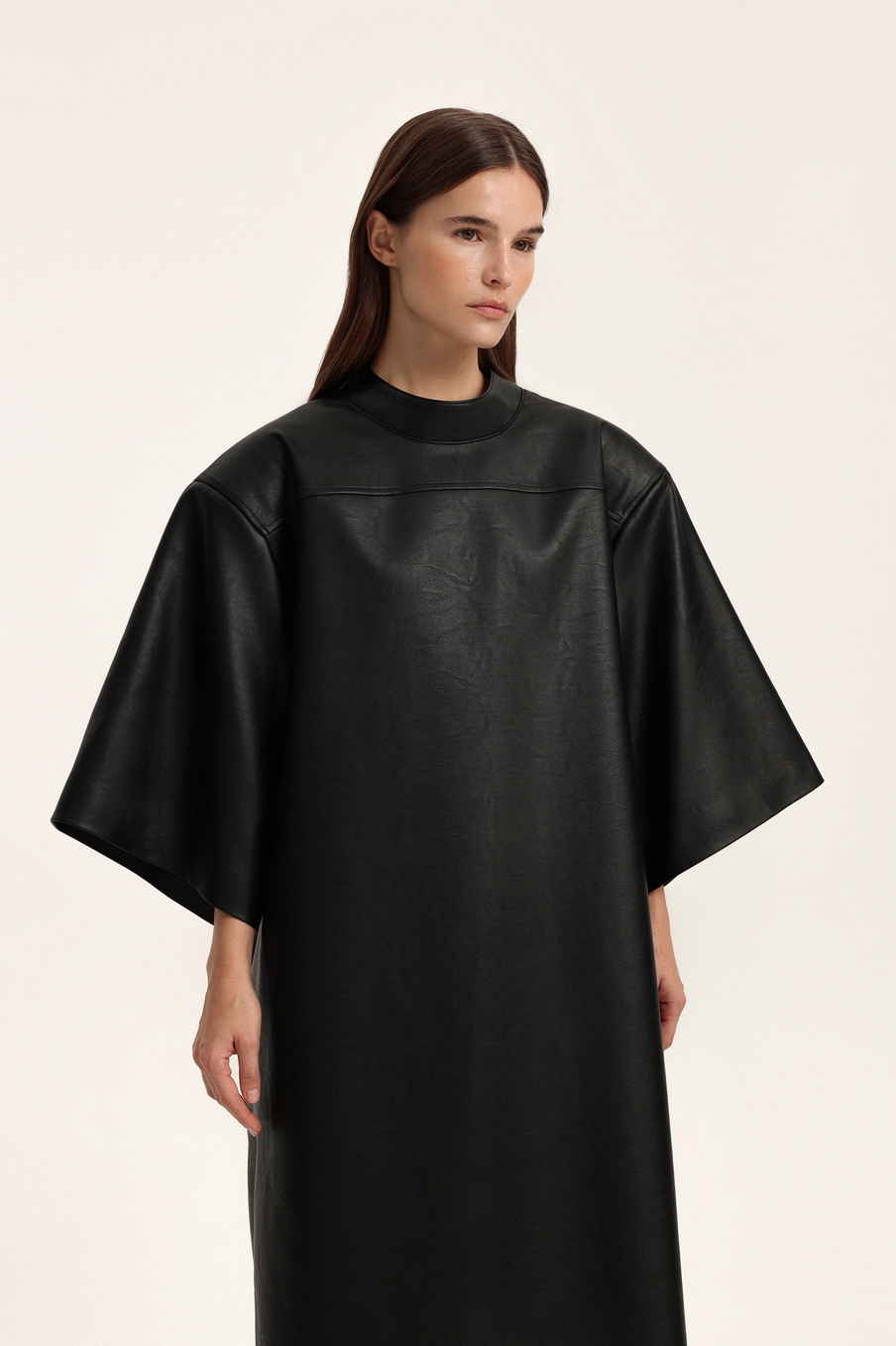 Платье-футболка из экокожи