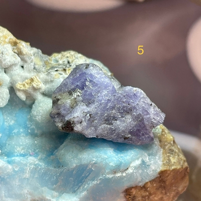 35710 Танзанит необработанный 20-23мм