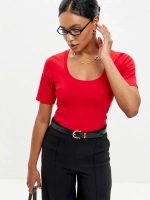 Футболка с глубоким вырезом