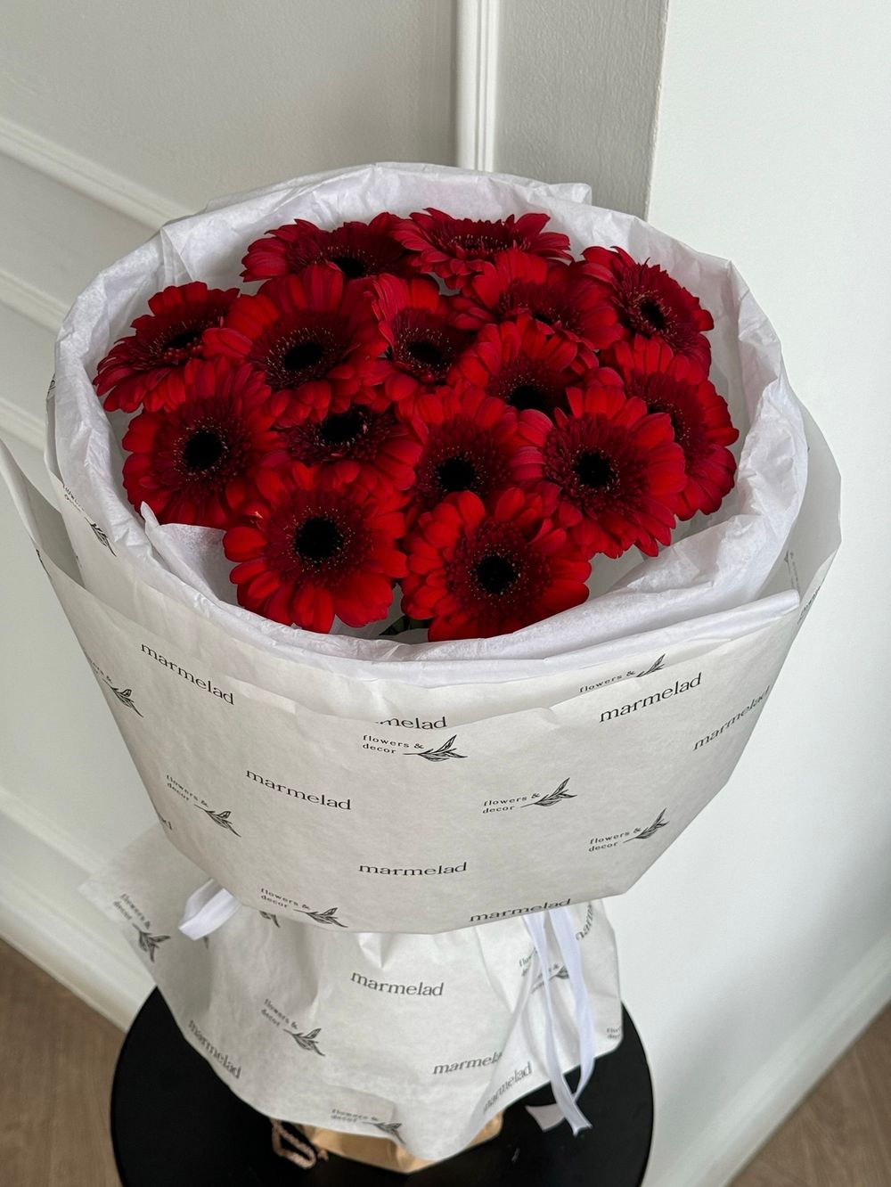 Букет из 15 минигербер красного оттенка