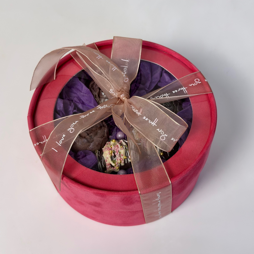 Коробка с финиками в шоколаде и пионами из молочного шоколада