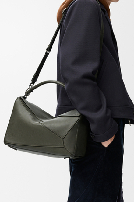 Loewe Большая сумка Puzzle мягкой зернистой телячьей кожи, темный хаки