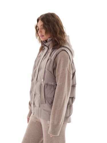 Пуховый жилет с вязаным капюшоном в цвете капучино