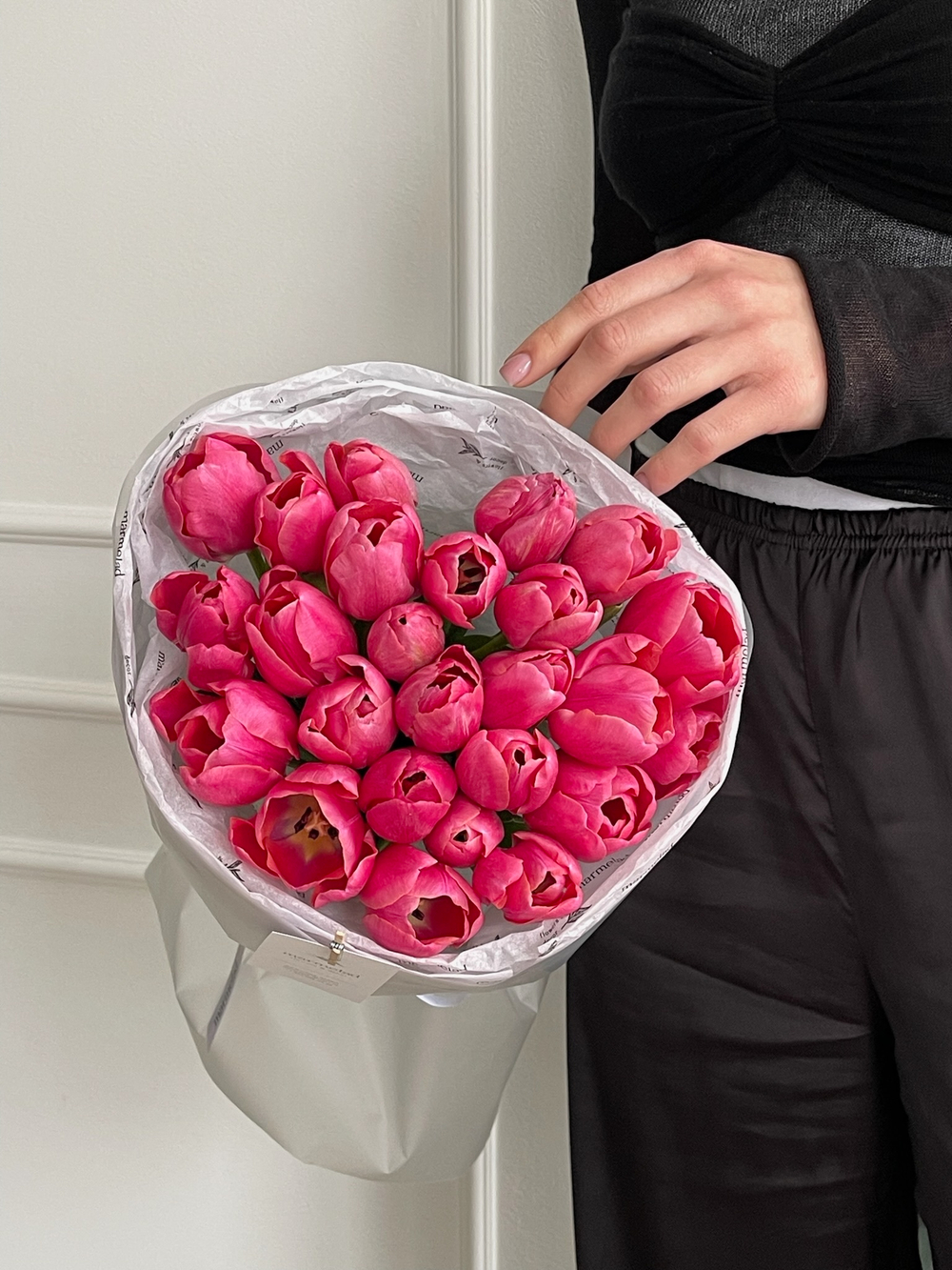 Букет из 25 ярко-розовых тюльпанов