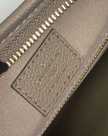 Сумка-хобо Louis Vuitton Carry All PM кремовая